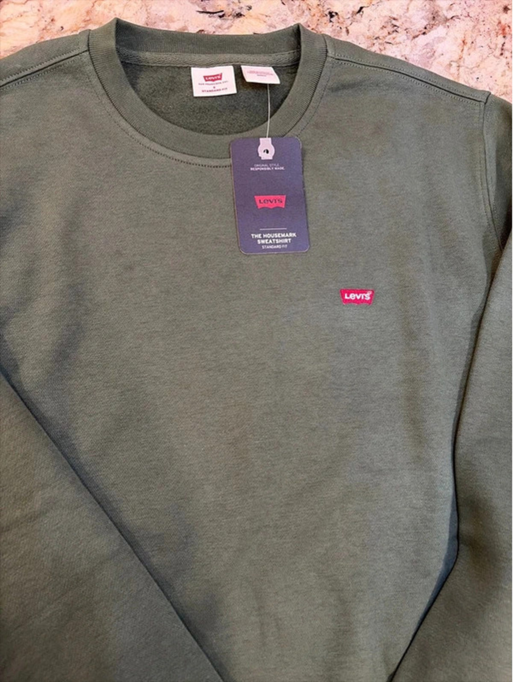 New! NWT Levi’s Housemark Sweatshirt Men’s Size Small Green Batwing Logo Red